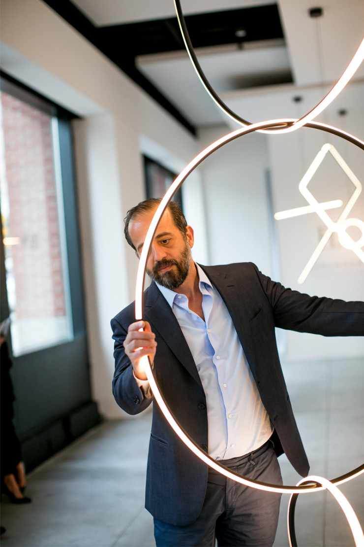 À 53 ans, le Chypriote Michael Anastassiades s’est défait de son image flatteuse, mais un peu réductrice, de magicien du luminaire. S’il l’est toujours, pour son propre label, comme pour Flos (pour qui il a signé ce cercle lumineux de la collection « Arrangements »), de nouvelles collaborations révèlent l’étendue de ses capacités, du mobilier au sac à main en passant par la hi-fi.