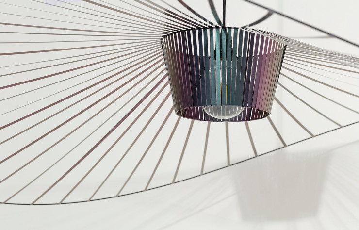 Propose en six coloris, « Vertigo » se pare également de reflets irisés avce la nouvelle finition « Scarabée ».