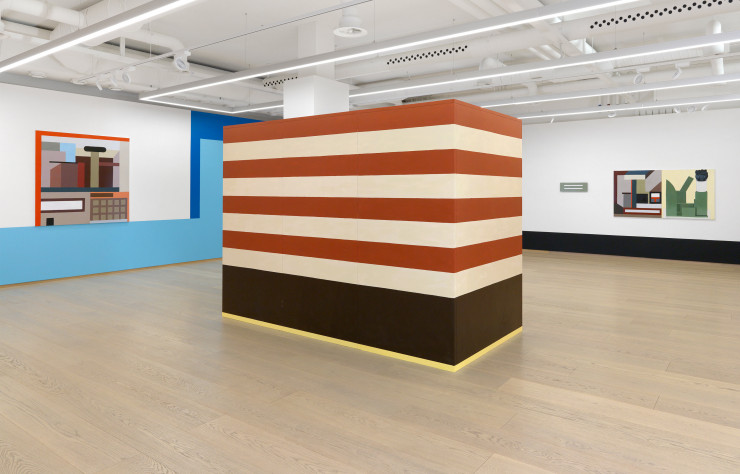 La cabine entourée des toiles de Nathalie du Pasquier à la Pace Gallery de Genève.