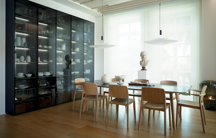 Dans le showroom parisien d’EBA, on retrouve des grands noms du mobilier, tels que Magis, Swedese, Moooi…