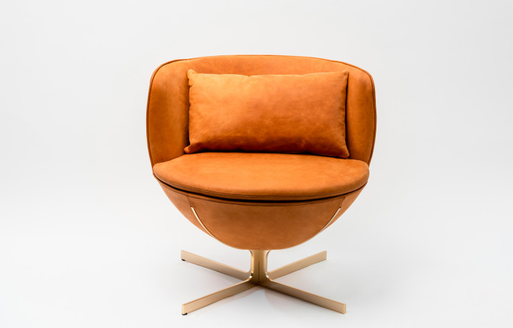 Patrick Norguet signe le fauteuil Calice, ici en couleur cognac.