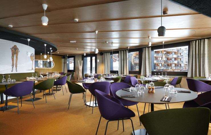 La salle de restaurant fait face à la vallée.