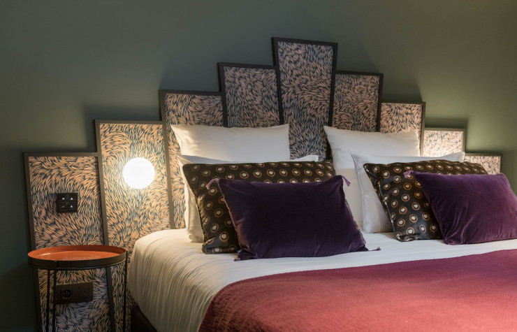 La chambre de la suite Volatili et sa tête de lit hypnotique.