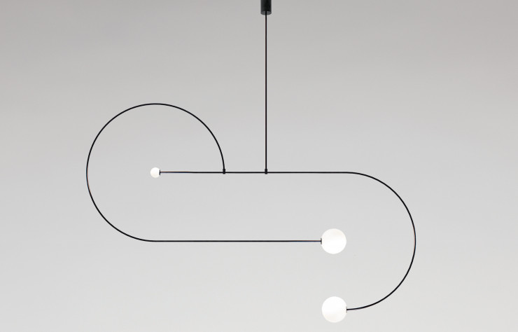 Pour l’installation qu’il présente à Maison & Objet 2020 en tant que Designer de l’année, Michael Anastassiades a choisi ses « Mobile Chandeliers », ici le no 13.