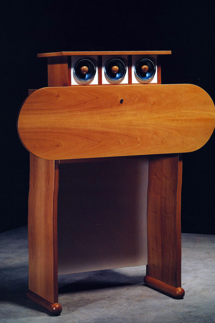 Avec des créations comme le secrétaire Barbarella (1966), Sottsass développe peu à peu un style qui n’appartient qu’à lui.