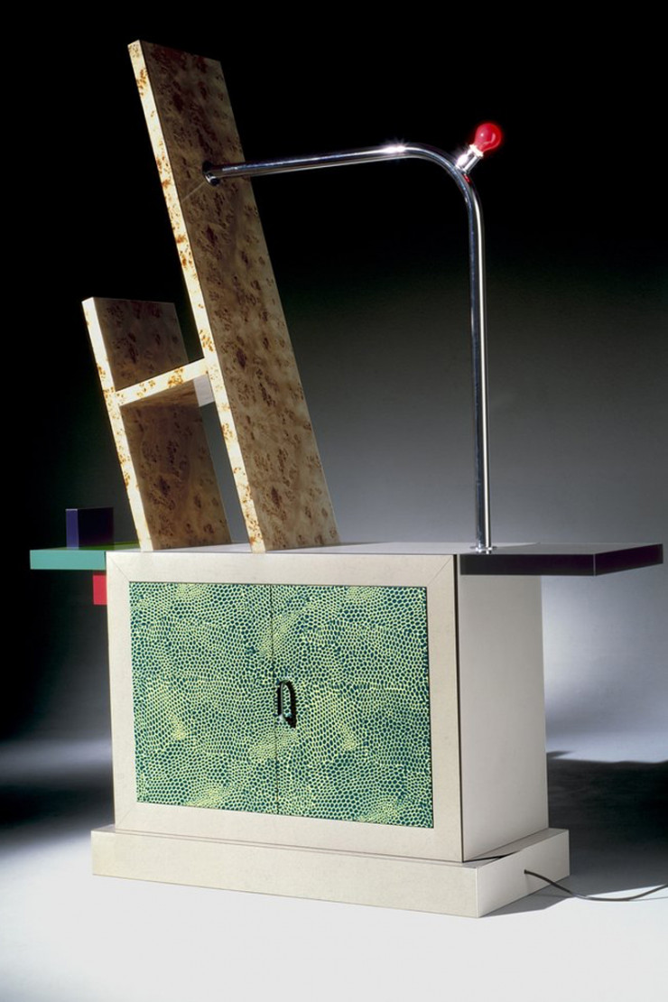 Lorsque qu’il ne joue pas avec les couleurs, Ettore Sottsass se plaît à déstructurer ses meubles, comme avec le bahut Beverly (1981).