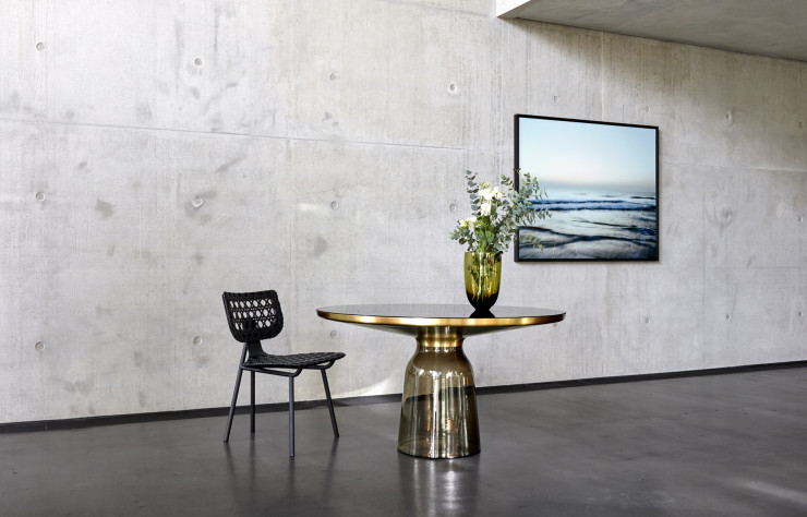 En version table haute, Bell se décline pour l’instant sur un socle en verre gris fumé.