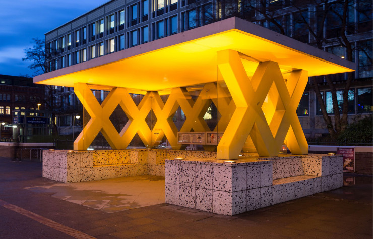 Situé dans le quartier de Mitte, à Hanovre, en Allemagne, l’arrêt de bus Koenigsworther Platz a été conçu par Ettore Sottsass dans le cadre du projet artistique BUSSTOPS. 