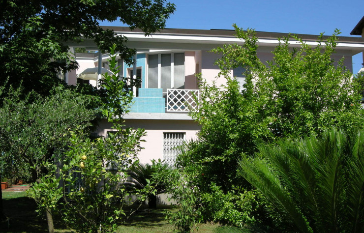 Le Condominio in viale Roma (Marina di Massa, Italie) est un immeuble de copropriété construit par Ettore Sottsass en 1985. Outre son architecture moderne, la bâtisse se distingue par l’organisation de sa façade colorée ainsi que ses nombreux détails.