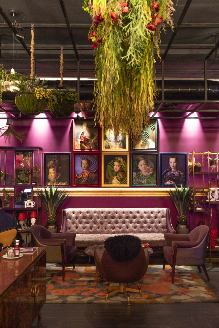 Le restaurant Plum, décoré de la plus too much des façons, mêle canapés chesterfield couleur dragée, murs fuchsia, tapis psychédéliques et tableaux néo-Renaissance pour la plus grande joie de la jeunesse argentée d’Aerocity, l’un des spots noctambules les plus courus de la ville.