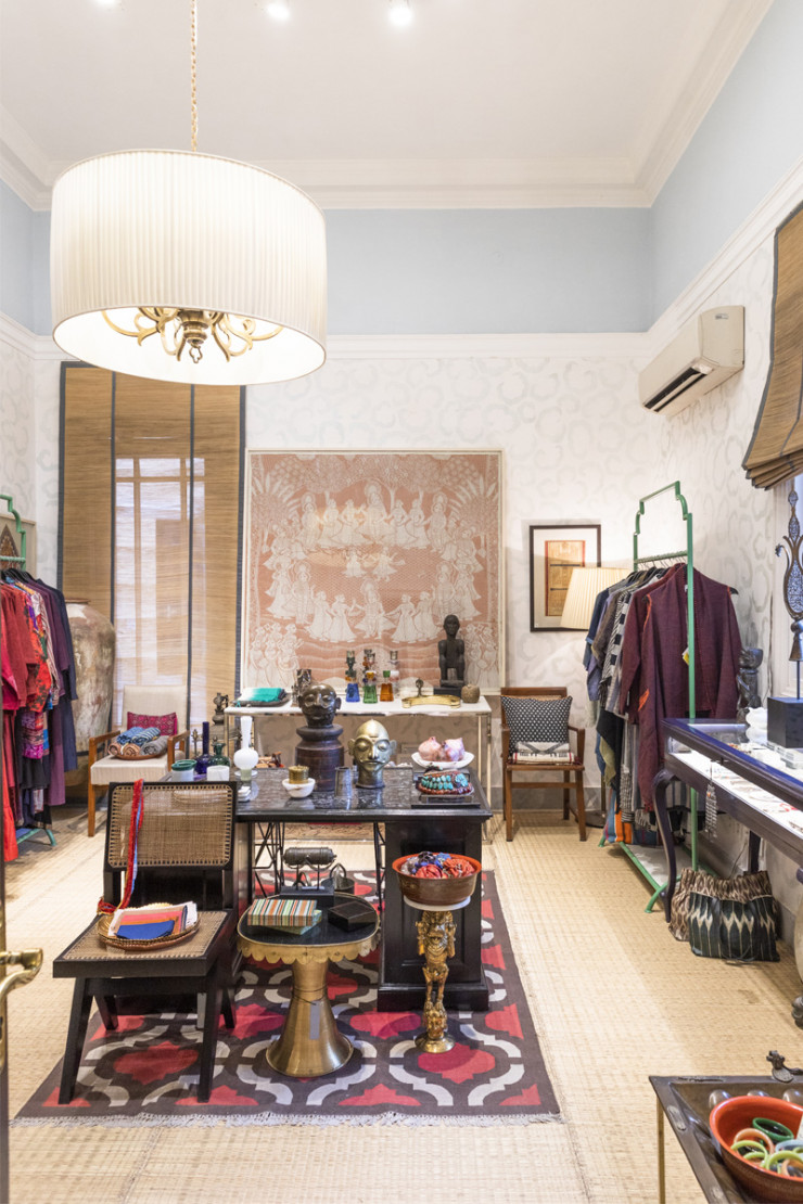 La boutique Vayu, au rez-de-chaussée d’une ancienne demeure de maharadjah, n’admet en son sein que le fin du fin de l’artisanat.