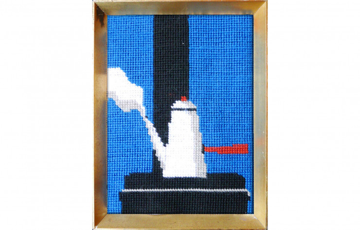 Baptisé Alambic, le kit de point de croix du studio Aequo combine le loisir du canevas avec un hommage au poêle à charbon qui trônait autrefois au centre de chaque foyer.