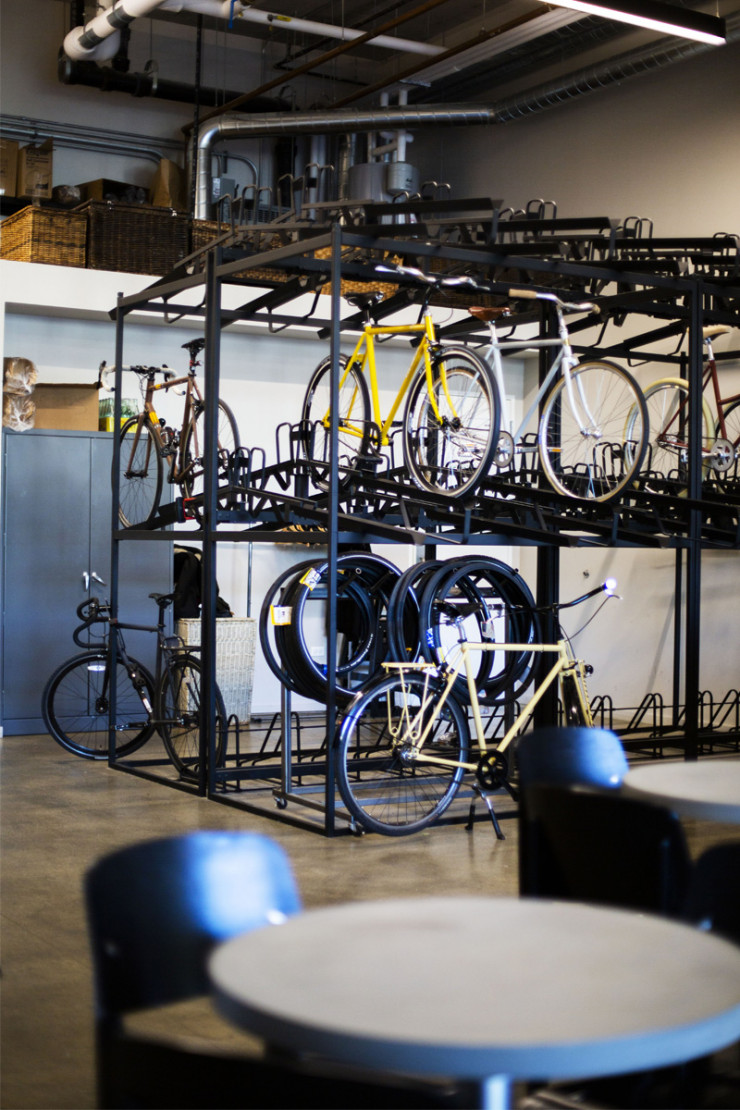 Dans une cité désindustrialisée, Heritage Bicyles peut s’enorgueillir d’être la dernière fabrique de vélos à Chicago. Parmi les huit adresses de la ville, celle de Racine Avenue associe une boutique-atelier de vélos et un café : on y déguste cafés, sandwichs, wraps et burritos faits maison dans une ambiance industrielle typiquement chicagoane. Heritage Bicycles. 172 North Racine Avenue.