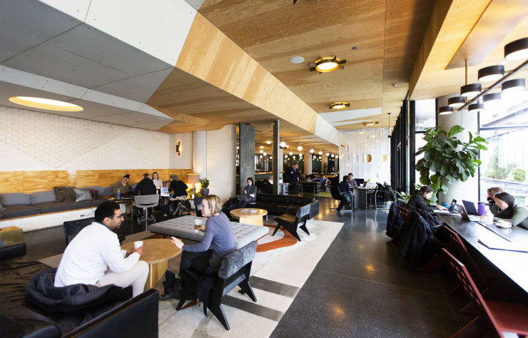 L’un des derniers venus du quartier, l’Ace Hotel, s’est installé face aux nouveaux locaux de Google dans une ancienne fabrique de fromage transformée en immeuble de verre et d’acier inondé de lumière naturelle. Ace Hotel. 311 North Morgan Street.