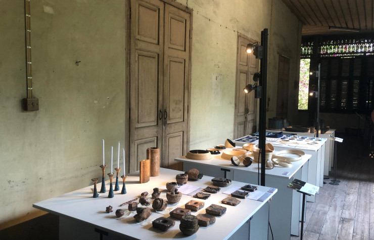 Vue générale de l’exposition D17/20 qui confronte des designers français à des artisans thaï, mais aussi vietnamiens, indonésiens…