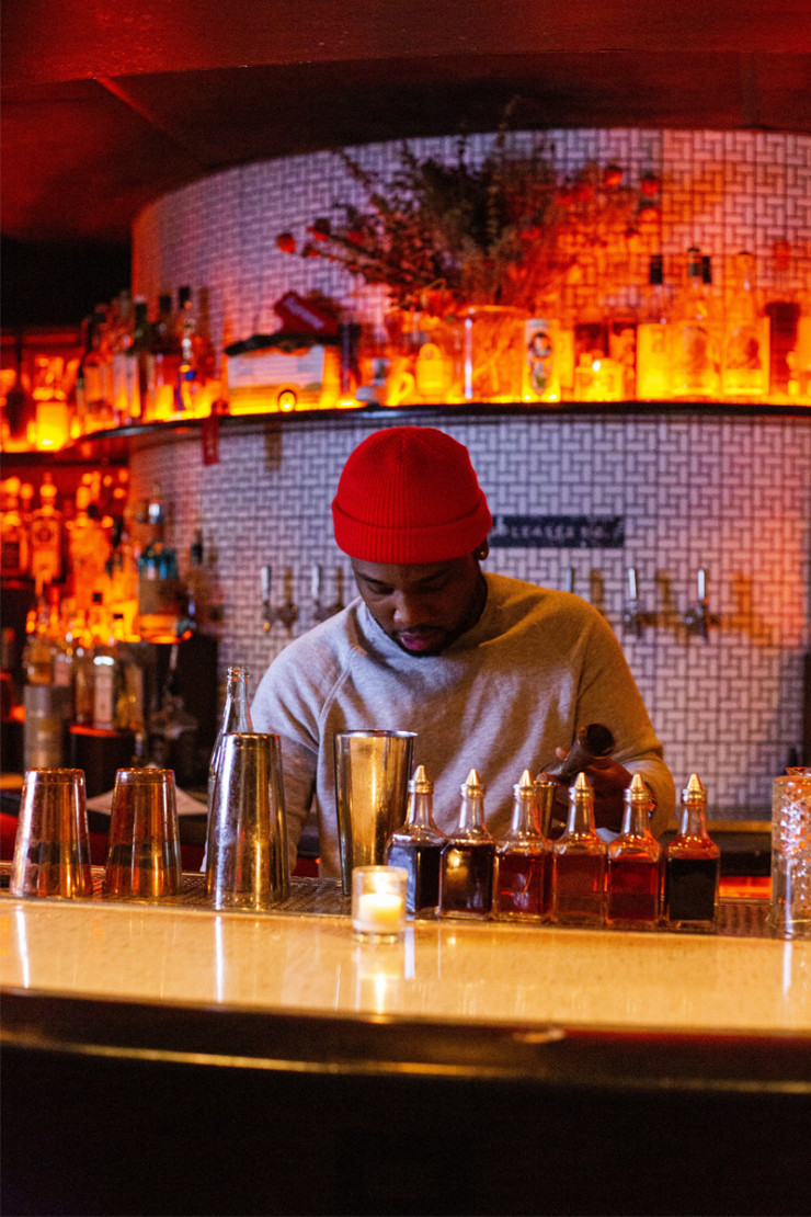 Au speakeasy Moneygun, le barman concocte plus de 40 cocktails, des classiques pimm’s jusqu’au Painkiller… À déguster avec une sélection de snacks inspirée du Sud. On savoure aussi l’ambiance tamisée typique des bars américains où l’on prend ses boissons au comptoir ou sur l’une des banquettes en cuir. Incontournable !  Moneygun. 660 West Lake Street.