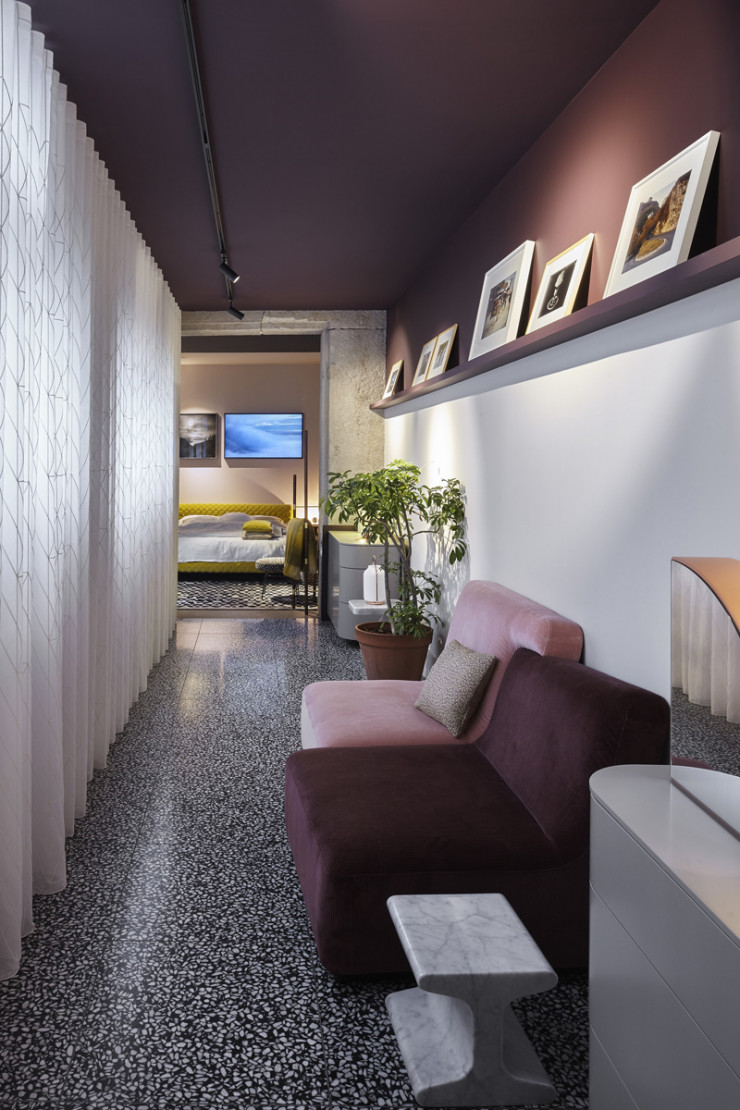 Dans les différentes « pièces » de L’Appartement scénographié par Marie-Christine Dorner, on reconnaît plusieurs meubles phares de Ligne Roset : ici, le canapé Confluences de Philippe Nigro et le bout de canapé IPN, en marbre de Carrare, de François Bauchet.