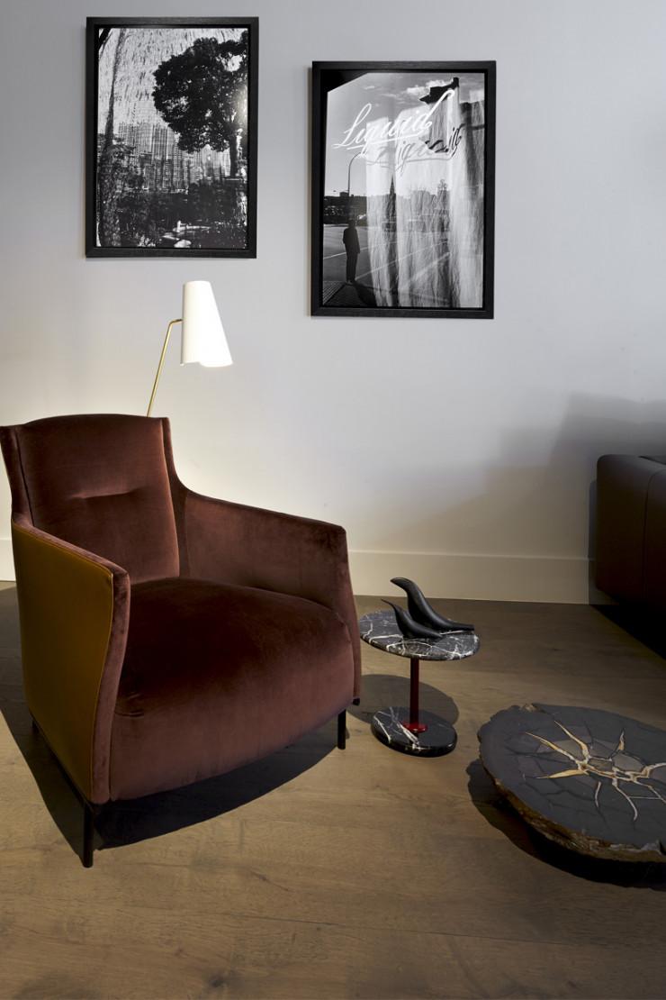 Le fauteuil Riga, d’Éric Jourdan et la table d’appoint Astair, en marbre noir Marquina, de Pierre Charpin.