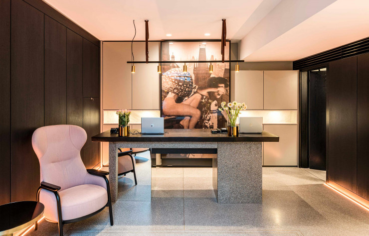 Chaque partie de l’hôtel est mise en valeur dans un ton pastel différent.