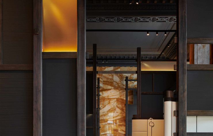 Le canard laqué, plat signature du restaurant, est préparé minutieusement selon la tradition chinoise et servi dans un cadre pensé par le studio Liaigre.