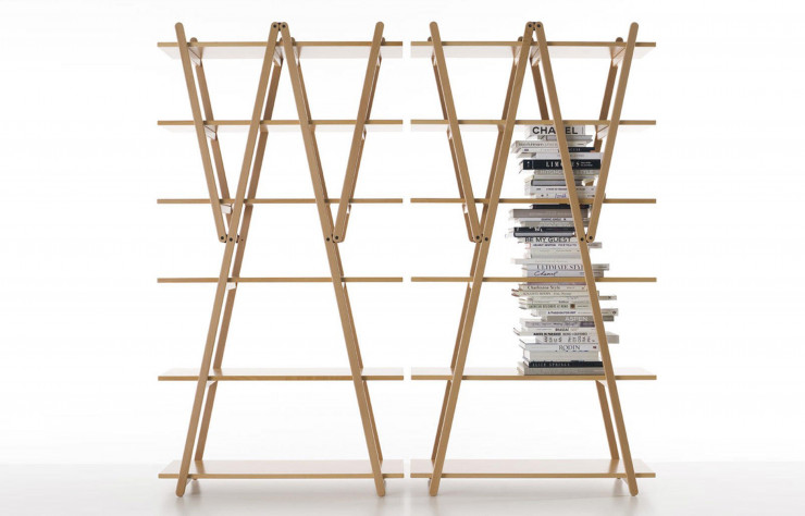 Grâce à sa structure pliante et ses étagères centrales amovibles, la bibliothèque Nuvola Rossa (1977) est modulable. Son aspect simple et pratique a contribué à en faire un succès durable.