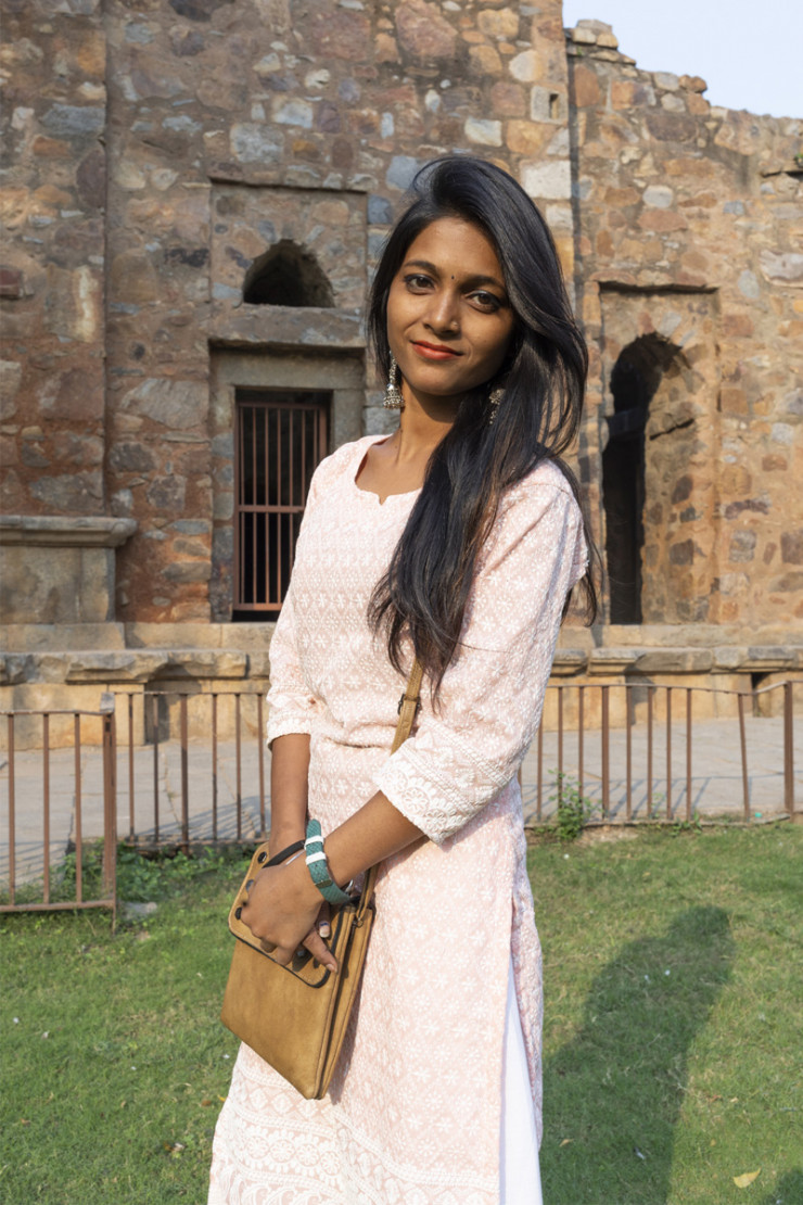 Une jeune fille élégante, Pooja, en promenade dominicale parmi des ruines d’architectures islamiques de Hauz Khas, le « village »le plus prisé du sud de Delhi.