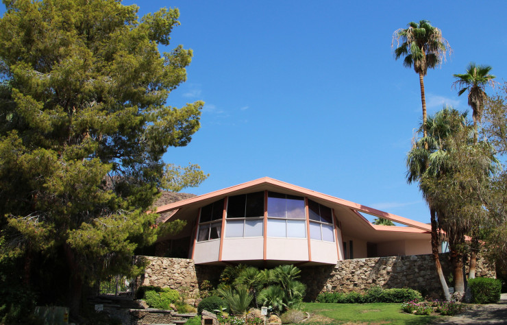 Construite en 1960 pour le promoteur George Alexander, celle qu’on surnommait « The House of Tomorrow » est célèbre pour avoir accueilli Elvis Presley entre 1966 et 1967, juste après son mariage. Elle est aujourd’hui à vendre…