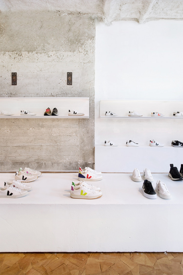 La boutique se présente comme un écrin sur mesure.