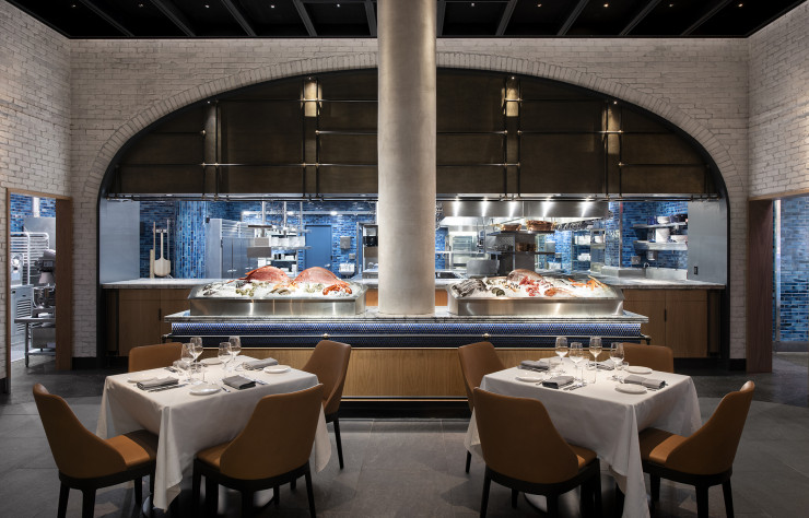 Cuisine ouverte et comptoir de poissons frais promettent une expérience immersive.
