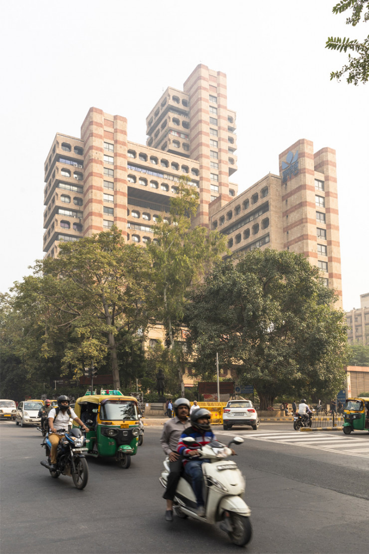 Sur Janpath Lane, grosse avenue de New Delhi, le Jawahar Vyapar Bhavan dresse fièrement ses tours de grès beige et rouge. Construit dans les années 80 par l’architecte Raj Rewal, l’immeuble abrite une branche de la State Bank of India.