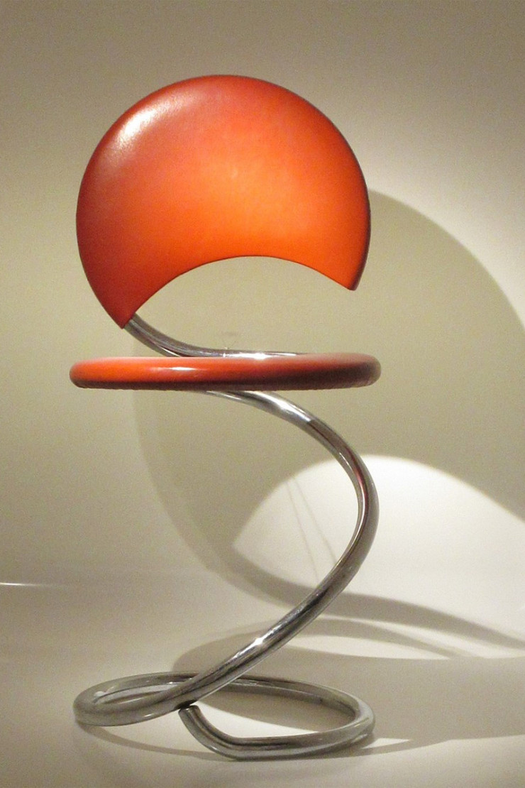 Avec son piétement tubulaire qui s’enroule tel un serpent jusqu’à l’assise qu’il soutient, la Snake Chair (1932) rompt avec les conventions de son époque.