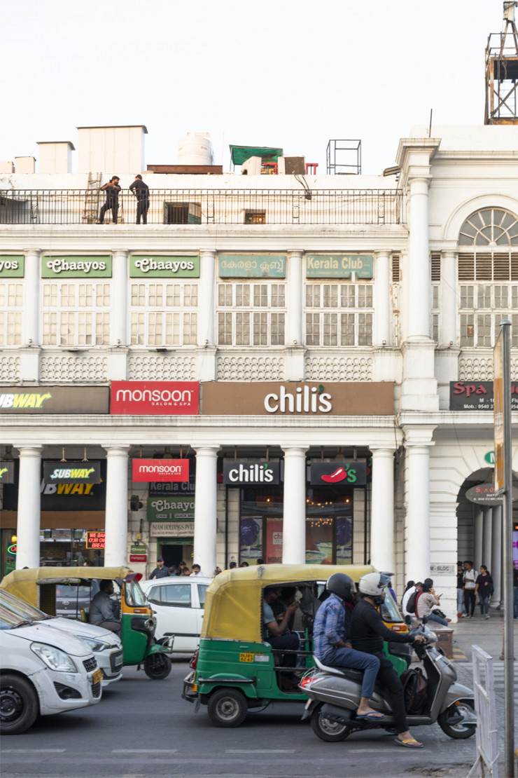 Autour de Connaught Place, le centre névralgique de New Delhi, une série d’échoppes logées dans des édifices commerciaux d’architecture coloniale.