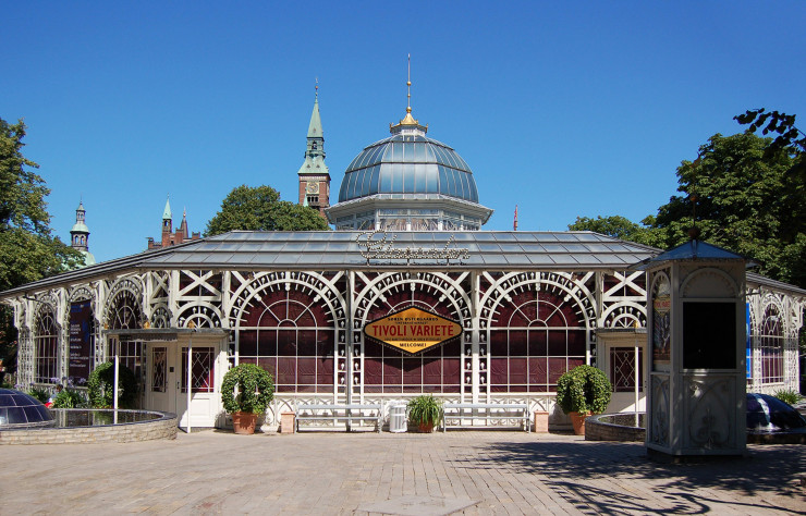 Le Glass Hall est une œuvre architecturale qui se prête aux jeux de lumière. Comme son nom l’indique, la structure est dotée de larges fenêtres qui habillent toutes les façades du bâtiment.