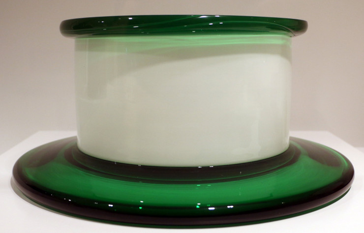 Si Ettore Sottsass tarde à utiliser le verre dans ses architectures, il s’essaye à la verrerie dès les années 1970.