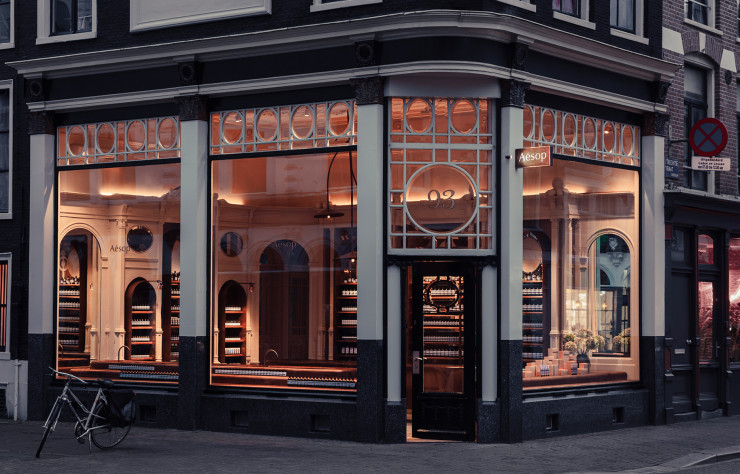 Un brin rétro, cette boutique classée au patrimoine de la ville sert d’écrin aux produits de soin Aesop.