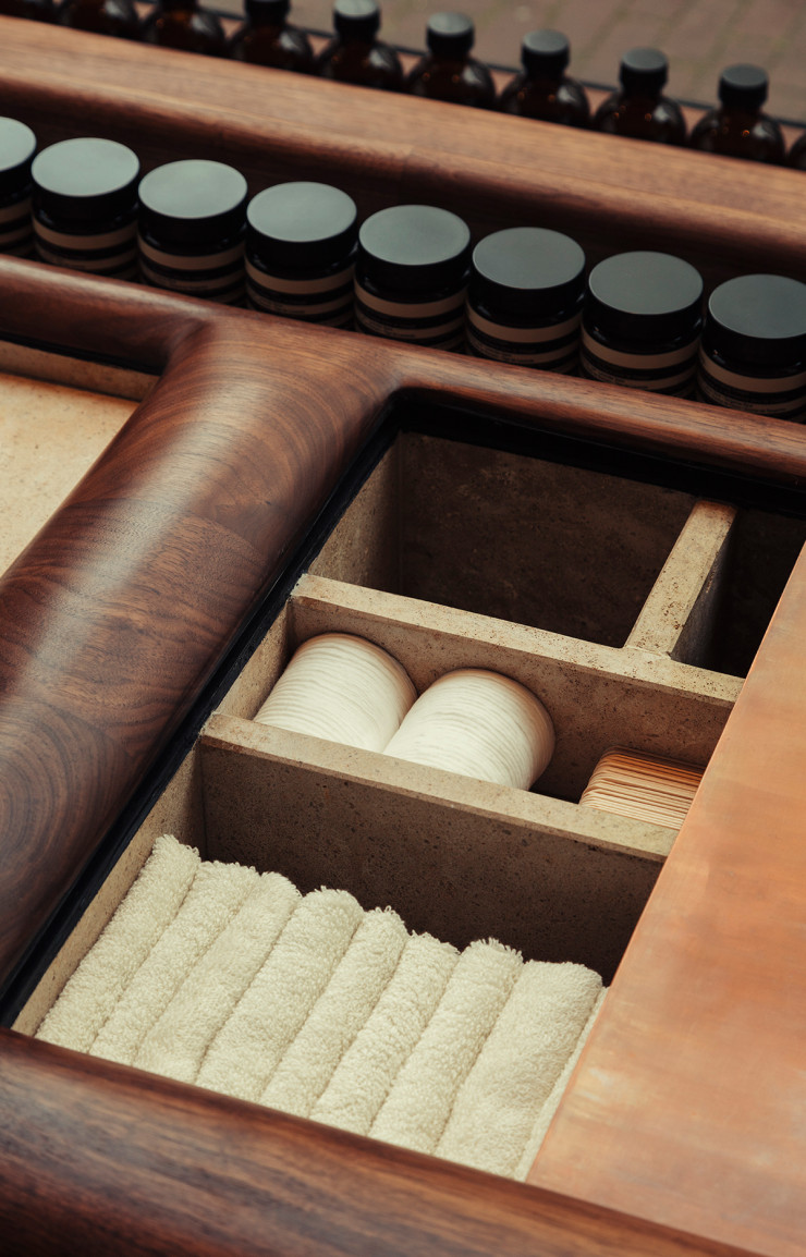 Détails des meubles de rangement de la boutique Aesop Amsterdam de Valentin Loellmann.