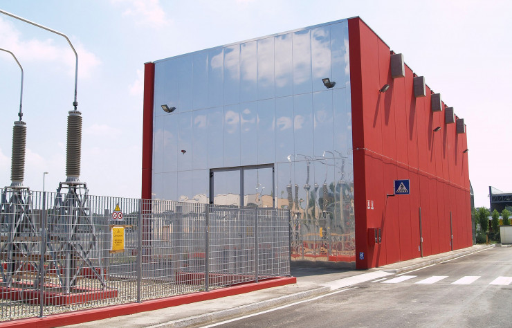 L’usine de valorisation énergétique des déchets à haute tension de Forlì (2008) se démarque par sa façade en miroir et ses murs rouges.