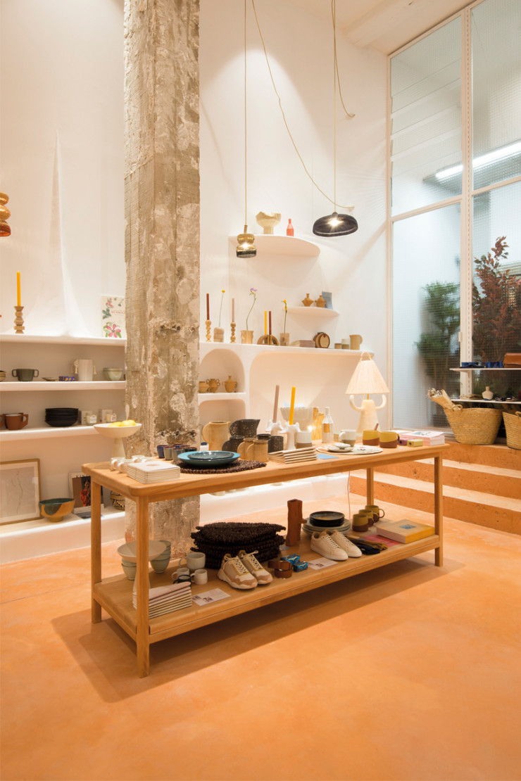 Dans un décor qui rappelle les vacances dans le Sud des années 60-70, Sessùn Alma rassemble entre autres vêtements, accessoires et cosmétiques naturels.