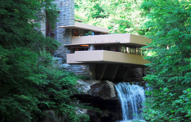 La Maison sur la cascade, une demeure unique au monde, généralement perçue comme l’une des plus importantes réalisations du XXIe siècle.