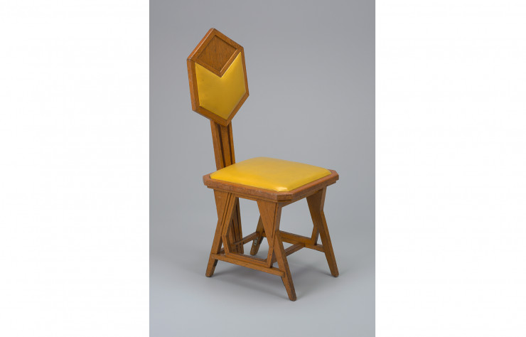 Chaise Peacock, dessinée par Franck Lloyd Wright pour l’Imperial Hotel de Tokyo (1923).