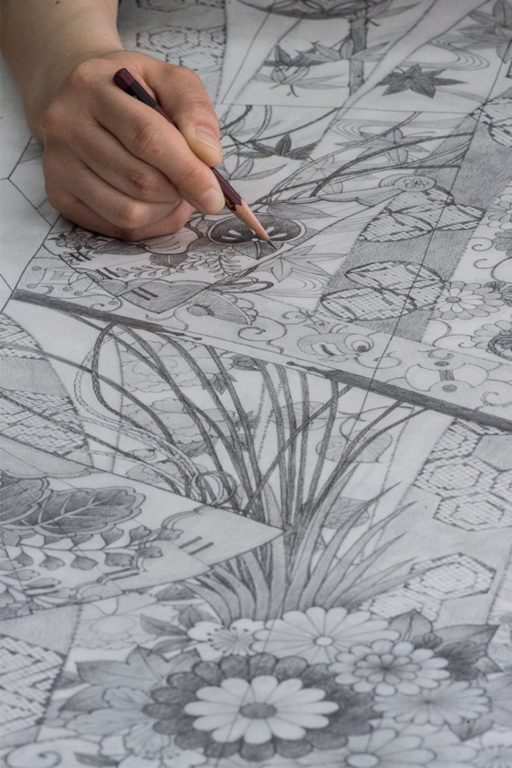 Détail du dessin préparatoire à un kimono dans les ateliers Chiso, à Kyoto. Le motif est esquissé avant de recevoir les couches successives de couleur. Le tissu qui sert de base est également le fruit d’un travail artisanal exceptionnel. Chez Amami, il faut six mois pour réaliser un rouleau de 50 centimètres sur 12 mètres, d’où des coûts élevés, entre 3 000 et 5 000 € le rouleau, délivré avec son certificat d’authenticité.