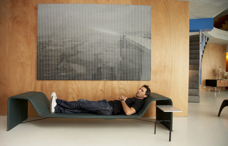 Xavier Veilhan, immortalisé chez lui par Todd Selby en février 2009. Banquette de Ronan Bouroullec (Domeau & Pérès)