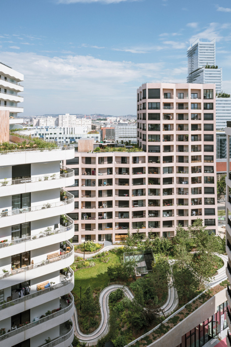 Au sein de la ZAC Clichy-Batignolles, à Paris (XVIIe), TVK a bâti sur un îlot d’angle un programme réunissant 342 logements, un espace culturel, un cinéma de 7 salles, un centre d’animation, des commerces et un jardin.
