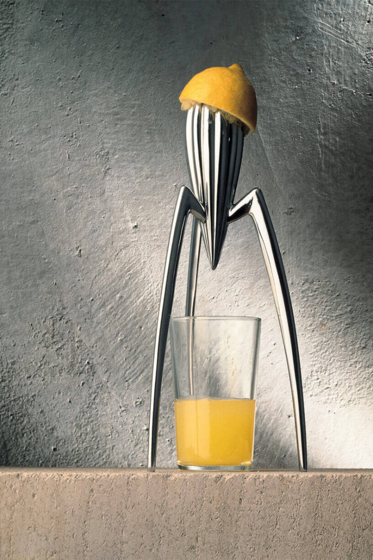 Le presse-agrumes Juicy Salif (Alessi, 1990) marque les esprits. Avec ses longues pattes, sa forme mystérieuse inspirée d’un repas de fruits de mer, il ne laisse personne indifférent.