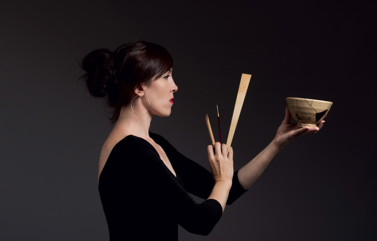 Myriam Greff, ses outils (spatule et pinceau funzuntsu) et un bol en céramique « Hagi » restauré.