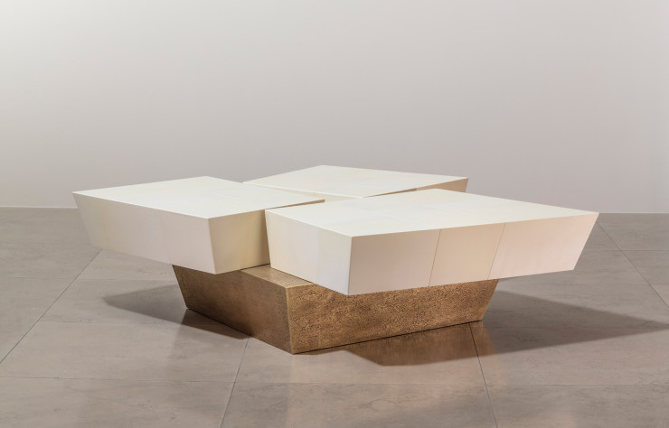 Incontestable amoureux des métiers d’art, Hervé Van der Straeten signe la table Crac Crac.