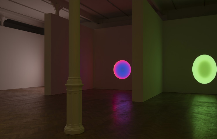 Intégrées aux murs, les créations de James Turrell prennent la forme de trous noirs colorés qui happent le regard…