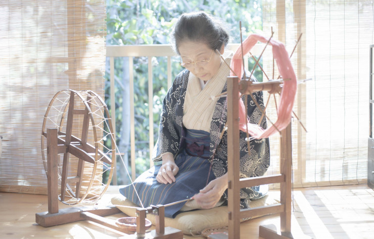 Sonoko Sasaki, née en 1939, établit son studio chez elle à l’âge de 30 ans. Elle fut distinguée à plusieurs reprises pour son travail du kimono en pongé, une soie fabriquée à partir de cocons d’un ver sauvage se nourrissant de feuilles de chêne.