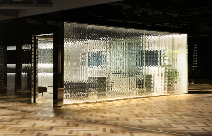 À Tokyo, dans l’IoT Center, l’architecture intérieure d’un digital hub : trois galeries et un lounge voués au numérique.