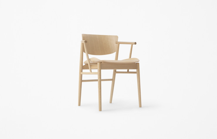 N01, chaise dessinée par Oki Sato pour Fritz Hansen. Tout en bois, une première chez l’éditeur danois depuis Arne Jacobsen.